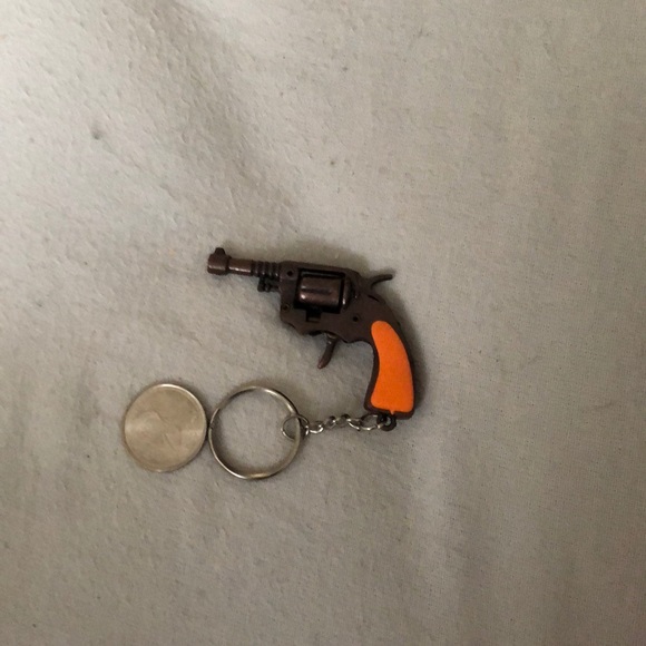 gun keychain/toy - Picture 1 of 3